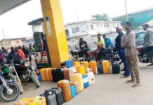 NAIRA CRISIS: Filling station attendants, PoS operators make sharp business deals as cash becomes commodity