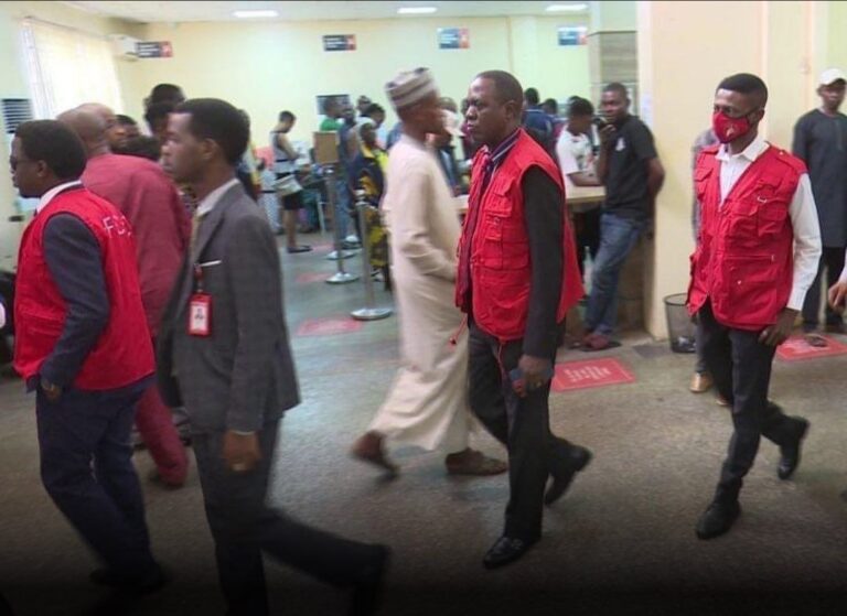 Commercial bank manager arrested for hoarding new Naira notes in Abuja.