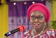 Betty Akeredolu reacts as Akure residents rejoice over removal of road divider blocks
