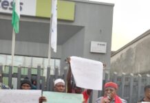 Customer Leads Peaceful Protest To Access Bank Mushin Branch Over Unauthorised End-of-Month Charges, Gives 14-Day Ultimatum For N4.8m Refund