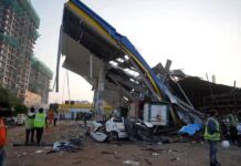 14 die as billboard falls in India