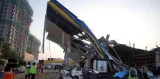 14 die as billboard falls in India