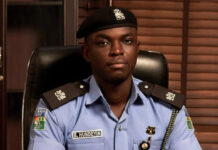 Lagos taxi driver fights off carjacker at knifepoint