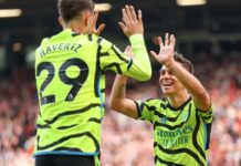 Arsenal beat Man Utd to keep title race alive