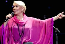 Legendary Greek singer Marinella suffers severe stroke on stage during concert