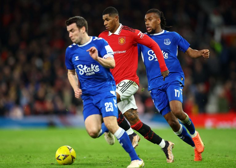 Manchester United Battle Past Everton in Tough Goodison Park Clash