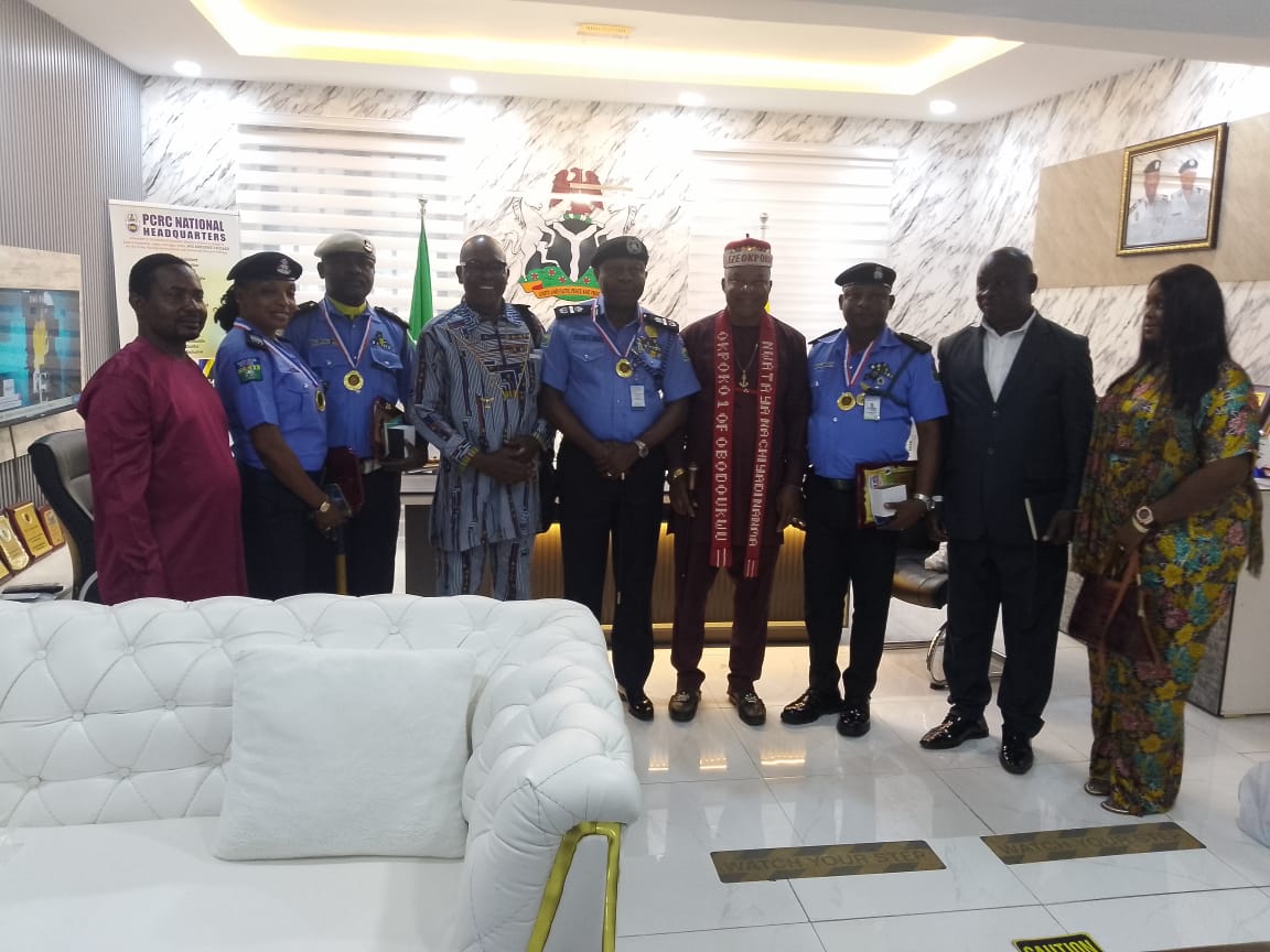 Ndigbo Buru'Otu Association president and representatives alongside AIG Adegoke Fayoade and the awardees( Police officers)
